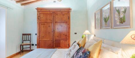 2 bedrooms, iron/ironing board, bed sheets