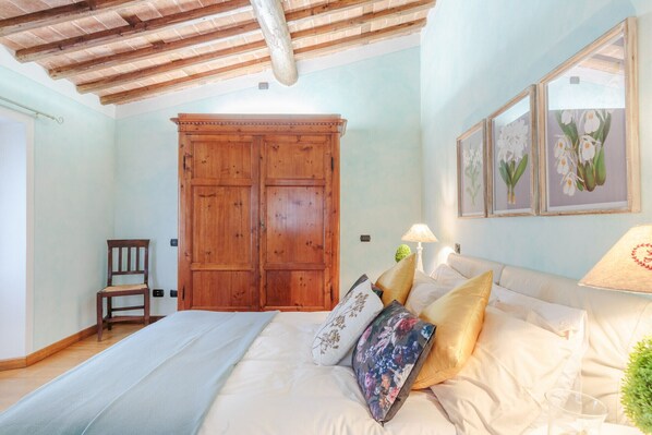 2 bedrooms, iron/ironing board, bed sheets