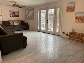 Smart-TV, DVD-Player, Bücher