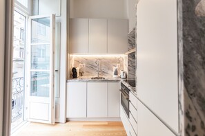 Kjøleskap, ovn, oppvaskmaskin og kaffetrakter/tekoker