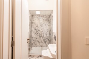 Badekar, hårføner, håndklær og sjampo