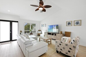 Smart TV, books - Special Spring Break Stay in Marco Island (Marco Island)