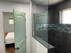 Ducha, secador de pelo, toallas, jabón