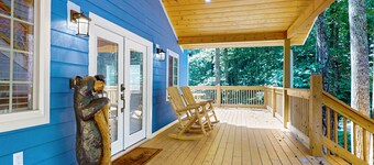 Calming cottage with hot tub, fireplace, & Free Attraction Tickets
