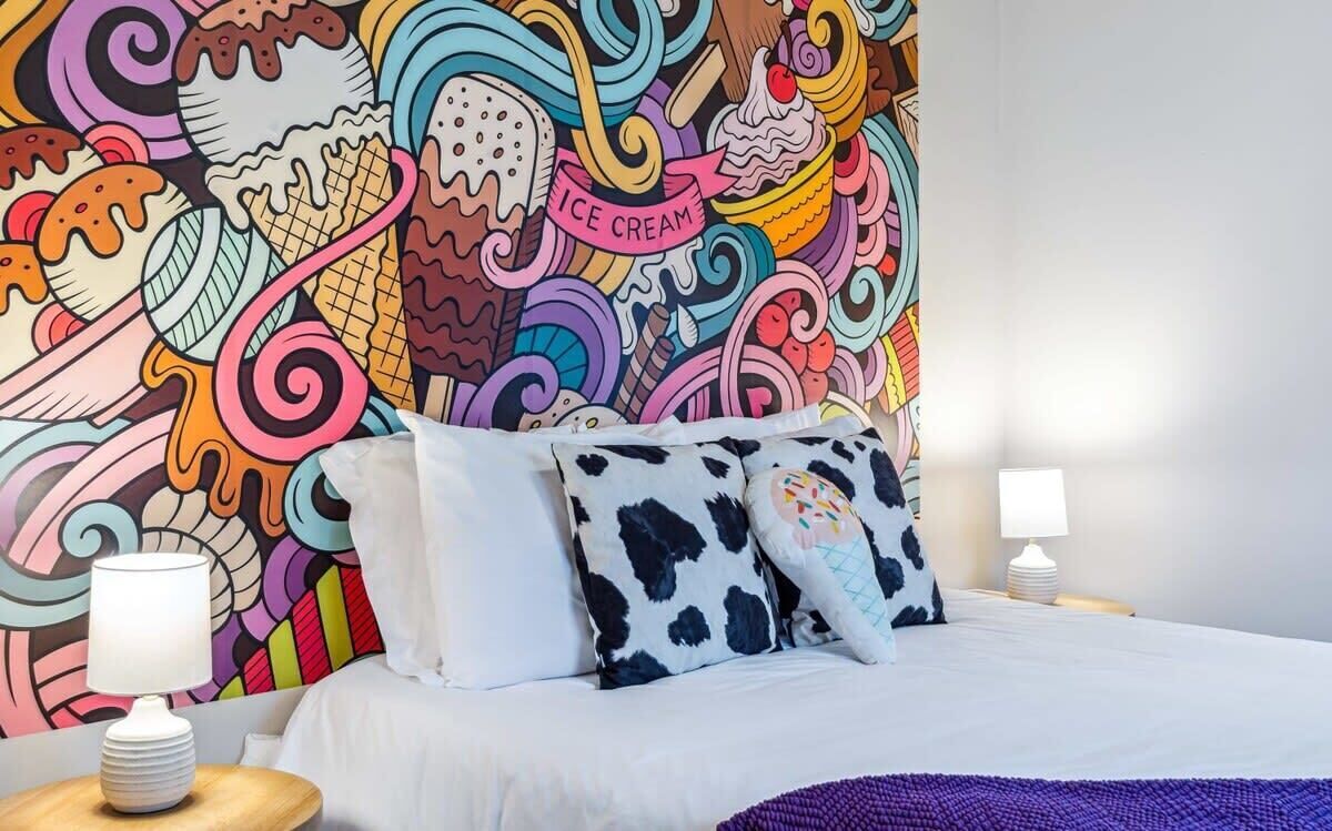 Tabla de planchar con plancha, wifi y ropa de cama 