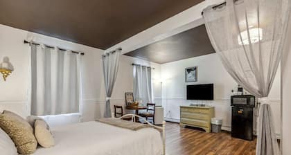 Woodstock Suite | 10 Min to Mountains |A/C| Hiking