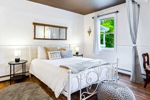 Tabla de planchar con plancha, wifi y ropa de cama 