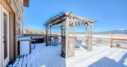 Dog-friendly villa with mountain-views, enclosed yard, grill, and washer/dryer