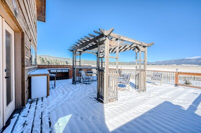 Dog-friendly villa with mountain-views, enclosed yard, grill, and washer/dryer