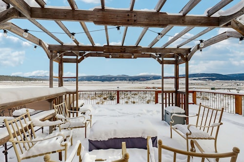 Scenic villa with mountain views, private hot tub, grill, and washer/dryer