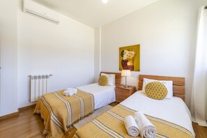 4 bedrooms, iron/ironing board, free WiFi, bed sheets - Villa Marina, front-line marina property with 4 bedrooms (Albufeira)