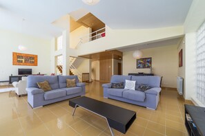 TV, DVD player - Villa Marina, front-line marina property with 4 bedrooms (Albufeira)