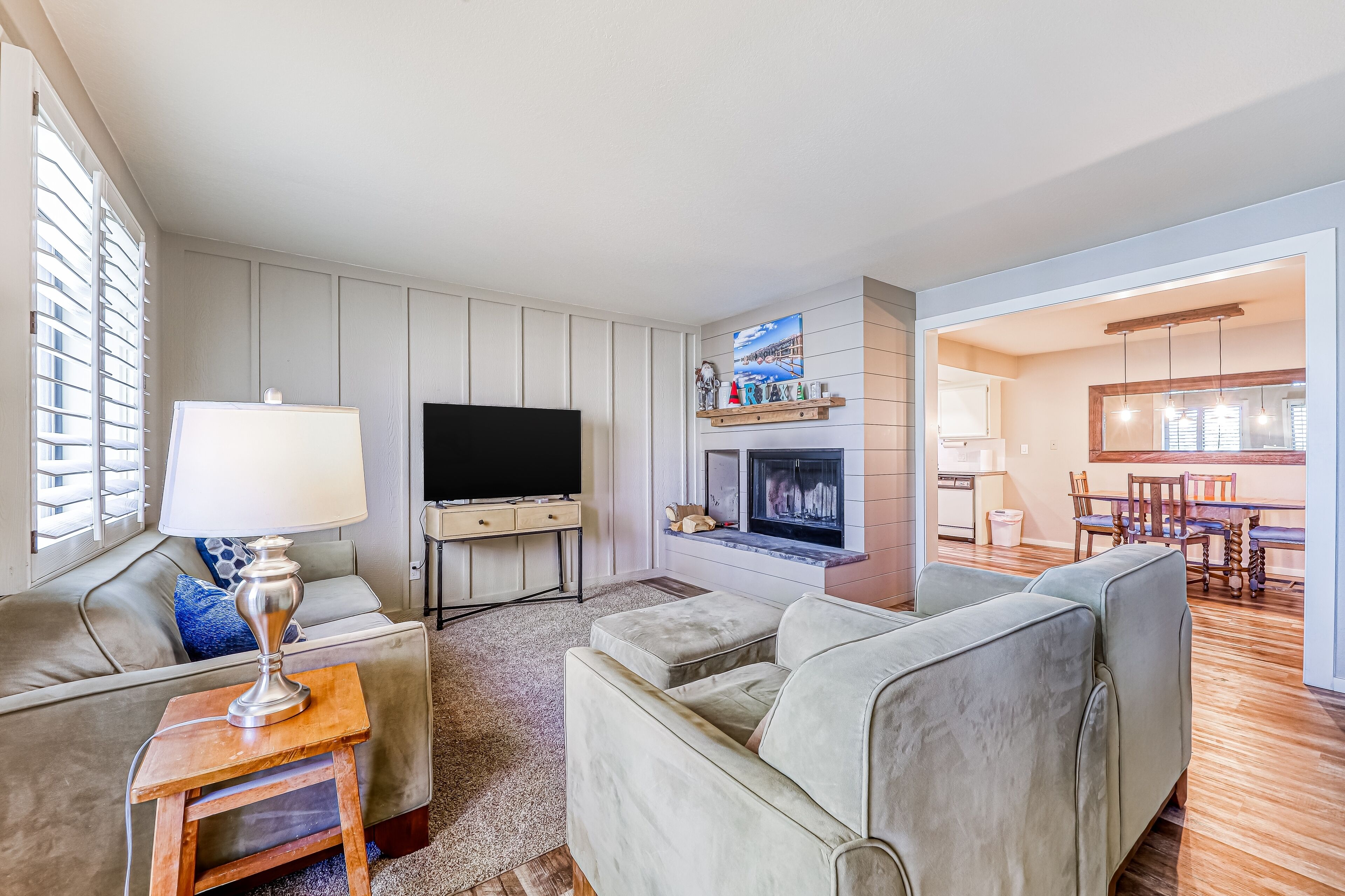 Comfortable mountainside condo with skiing, balcony, fireplace, & full kitchen