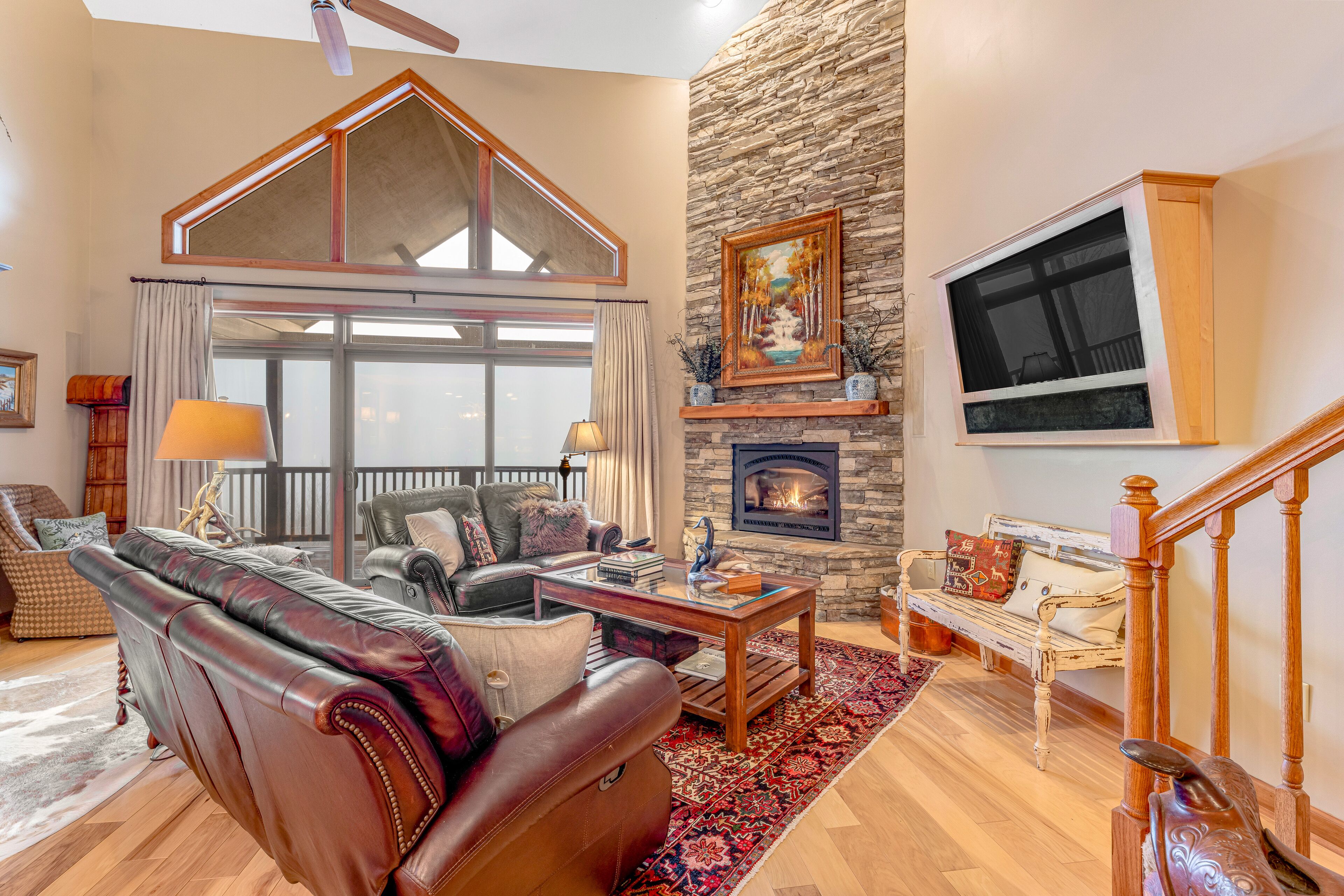 Téléviseur, foyer, livres