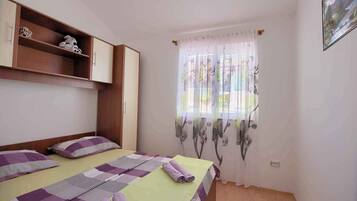 2 bedrooms, travel crib, internet