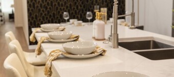 New Chic Mid-Century Modern 3BR Home in Central Mcallen perfect for getaway 