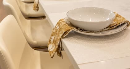 New Chic Mid-Century Modern 3BR Home in Central Mcallen perfect for getaway