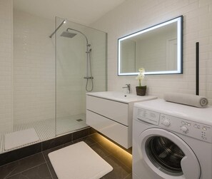 Shower, hair dryer, towels