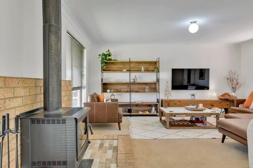 Narambla Estate - Rural Retreat, Modern Hideaway