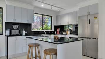 Refrigerador, microondas, horno y parrilla de estufa