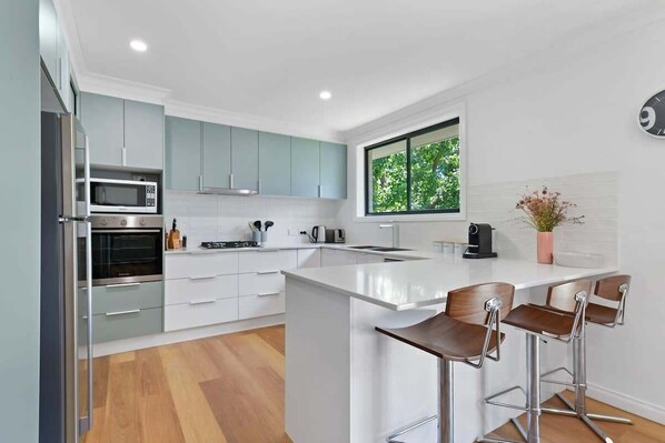 Refrigerador, microondas, horno y parrilla de estufa