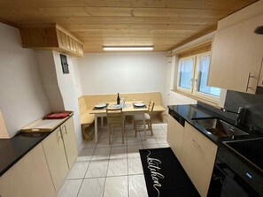 Kjøleskap, ovn, kokeplater og oppvaskmaskin