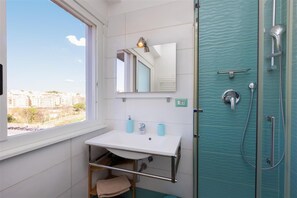 Shower, hair dryer, bidet, towels