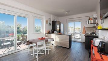 KĂŒhlschrank, Mikrowelle, Herdplatte, GeschirrspĂŒler