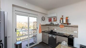 KĂŒhlschrank, Mikrowelle, Herdplatte, GeschirrspĂŒler