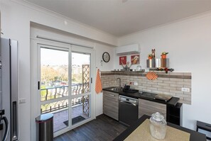 Kühlschrank, Mikrowelle, Herdplatte, Geschirrspüler