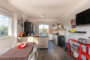 Kühlschrank, Mikrowelle, Herdplatte, Geschirrspüler
