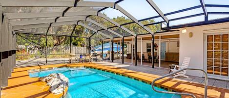 Een verwarmd zwembad