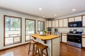 Frigorifero, microonde, forno, piano cottura