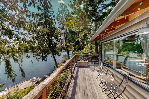 Lakefront retreat with hot tub, private dock and stunning water views