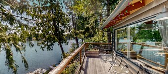 Lakefront retreat with hot tub, private dock and stunning water views