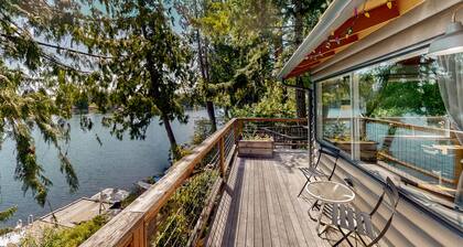 Lakefront retreat with hot tub, private dock and stunning water views