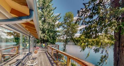 Lakefront beauty with private dock, kayak, pedal boat & fantastic water view