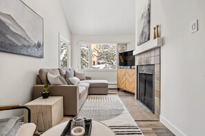 Smart TV, fireplace