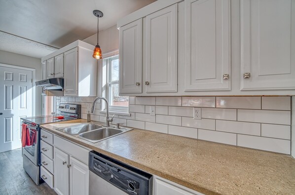 Refrigerador, microondas, horno y parrilla de estufa 