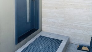 En dörr med en skylt ovanför som det står ”VIVA Residences” på.