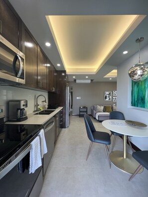 Kjøleskap, mikrobølgeovn, ovn og kokeplater