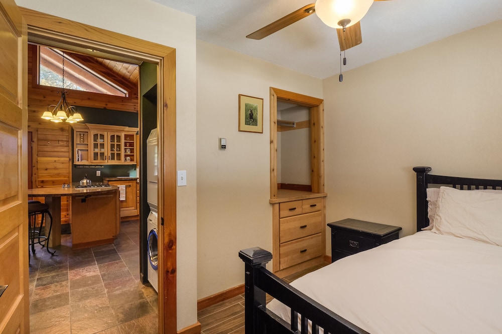 Cozy Rustic Cabin with Fireplace, Pet Friendly, and Secluded Getaway