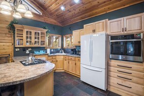 雪櫃、微波爐、焗爐、爐具