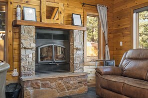 Interior - Coleman Velo - Secluded Rustic Cabin (Angel Fire)