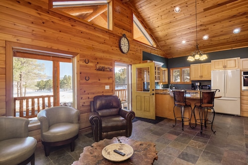 Coleman Velo - Secluded Rustic Cabin