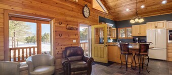Coleman Velo - Secluded Rustic Cabin