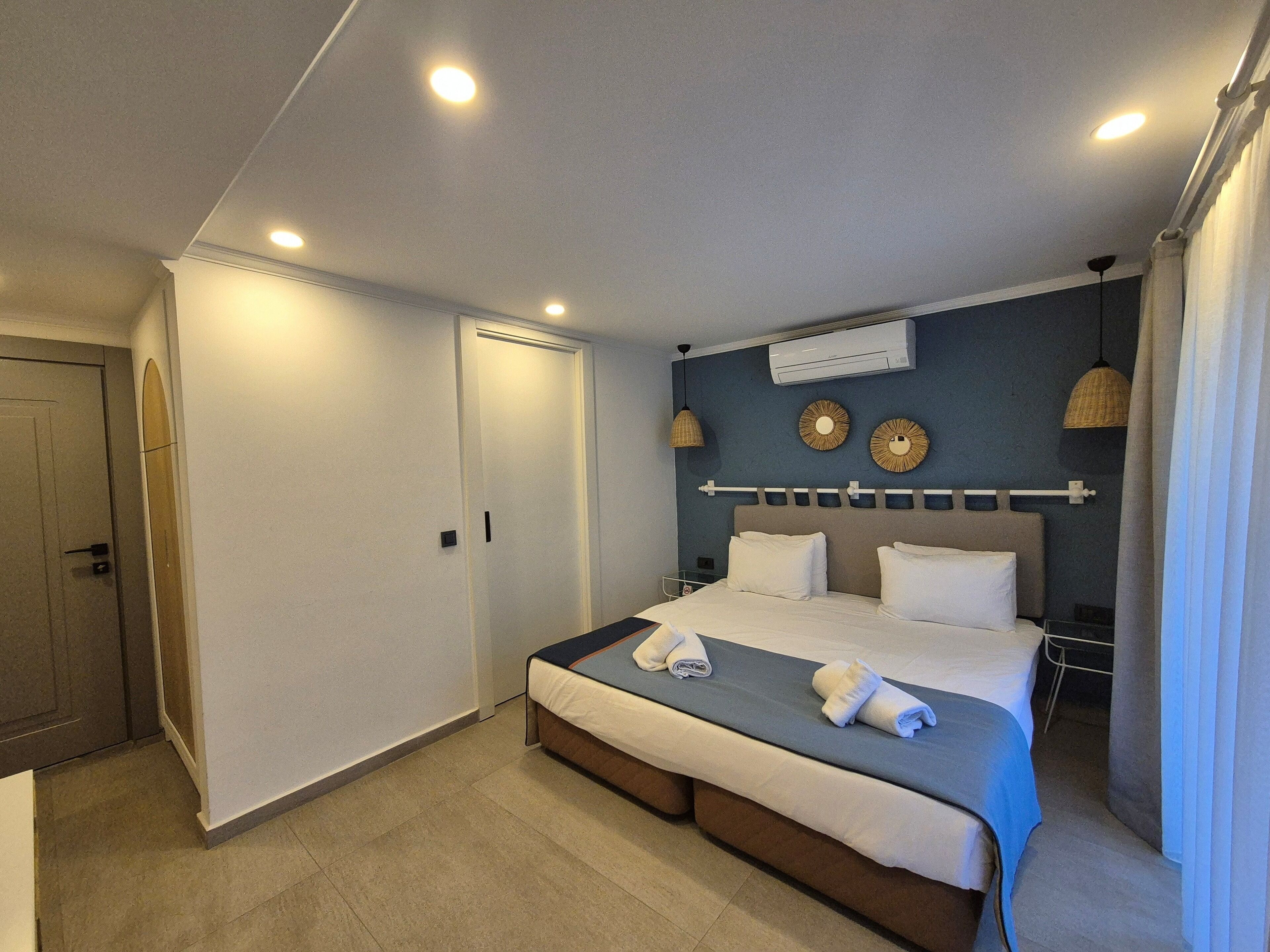 Ropa de cama de alta calidad, edredones de plumas, minibar y caja fuerte