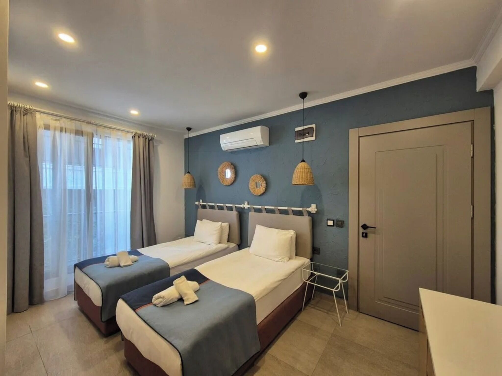 Ropa de cama de alta calidad, edredones de plumas, minibar y caja fuerte