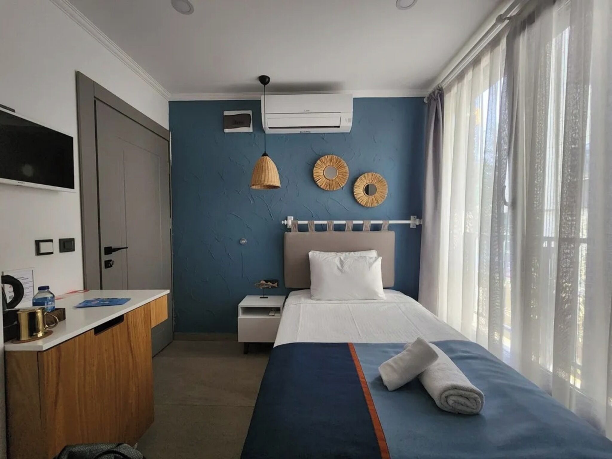 Ropa de cama de alta calidad, edredones de plumas, minibar y caja fuerte