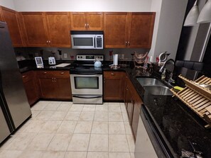 Jääkaappi, mikroaaltouuni, liesi, talouspaperi